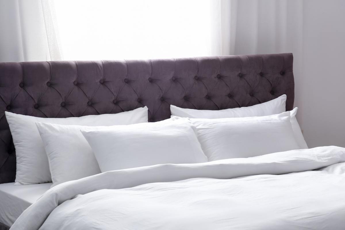 letto con testiera in marrone 