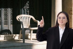 donna con idea e dietro sedia in plastica ingiallita