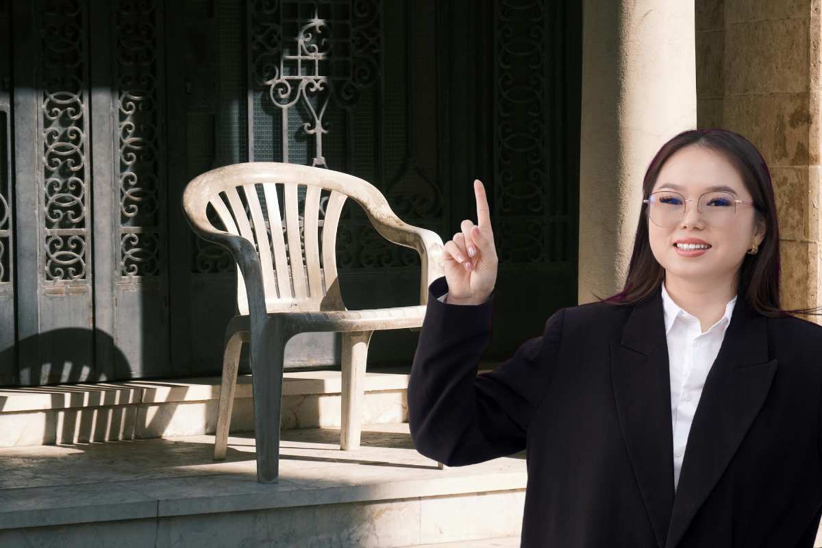 donna con idea e dietro sedia in plastica ingiallita