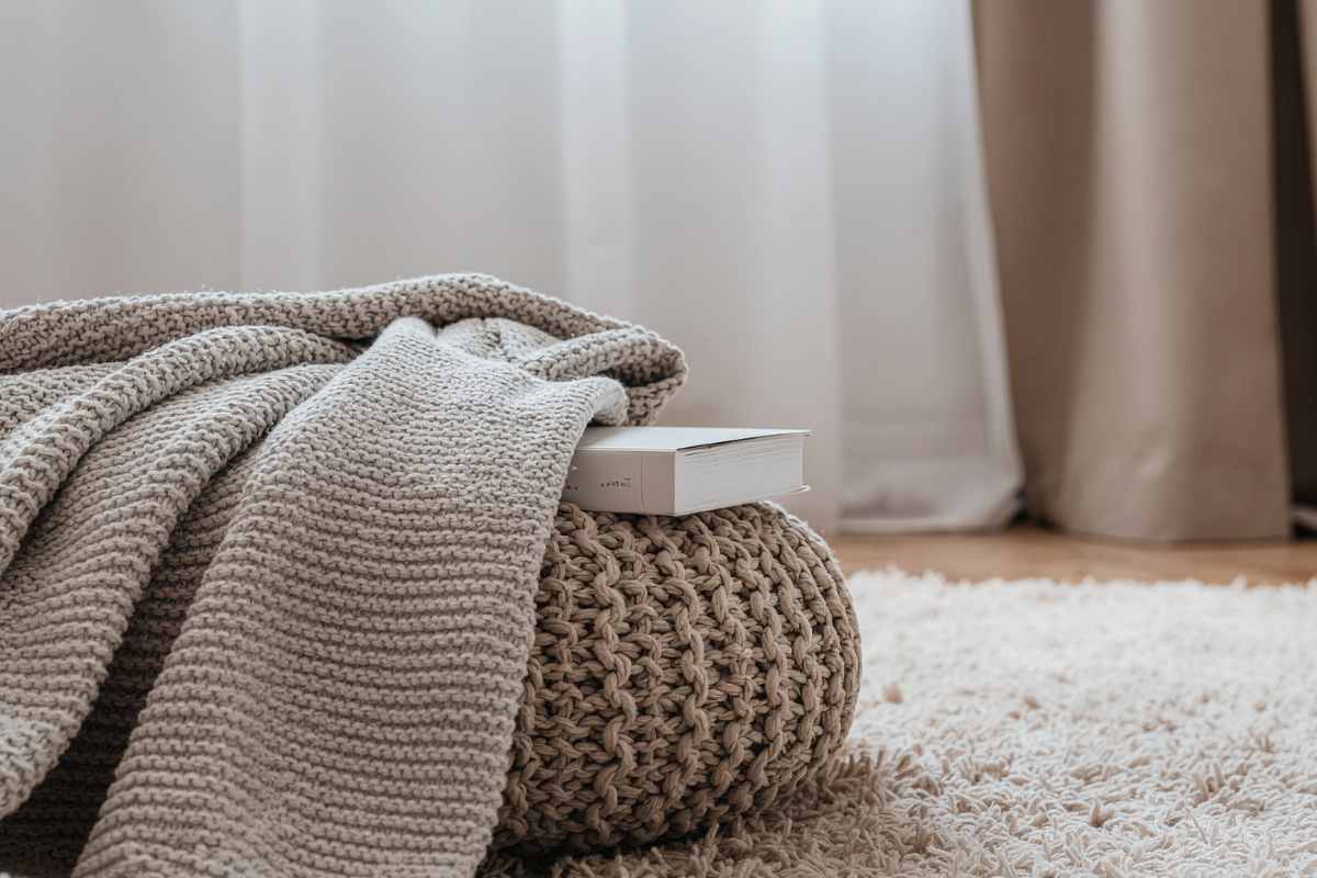 pouf con libri sopra 