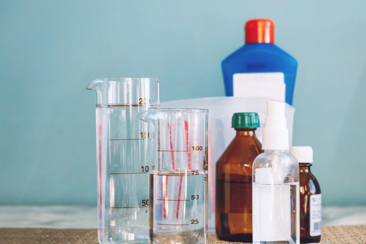 flaconi e bicchieri per acqua ossigenata