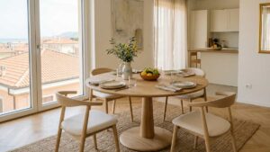 Il tavolo tondo è tornato: perché tutti lo scelgono e fa sembrare la stanza più grande