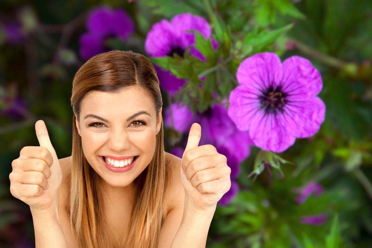 gerani e donna che fa ok