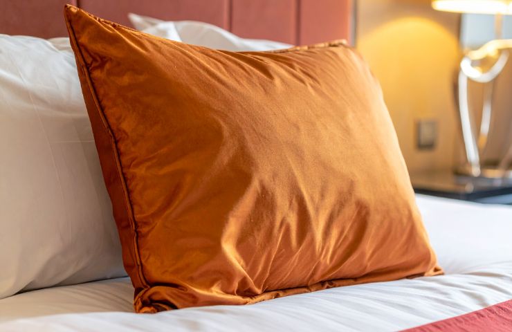cuscino arancione sul letto