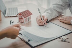 Una persona che firma un contratto di vendita