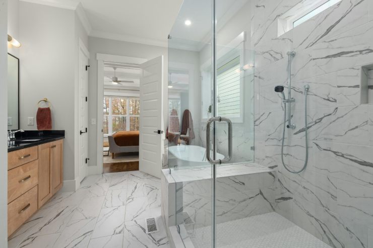 Un bagno moderno con un vetro temprato