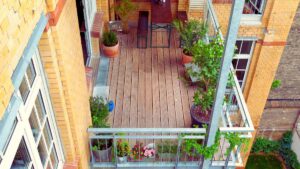 Hai scelto tutte piante belle, ma il balcone non convince: il motivo è nei vasi