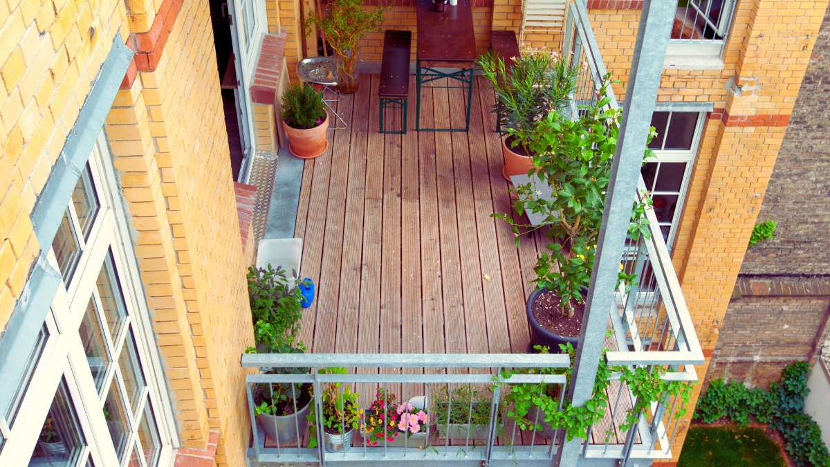 Hai scelto tutte piante belle, ma il balcone non convince: il motivo è nei vasi