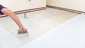 Cambiare pavimento senza demolire: perché sempre più persone scelgono laminato e PVC