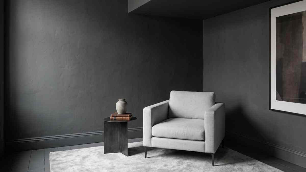 Il color drenching totale: quando il grigio sale sul soffitto