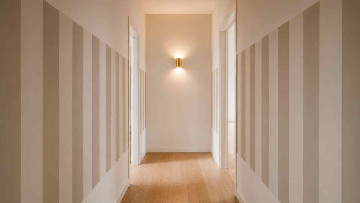 Le righe orizzontali alle pareti: come usarle per allargare un corridoio stretto