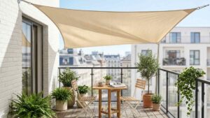 Vela ombreggiante sul balcone: l'alternativa di design ed economica, alle tende da sole classiche