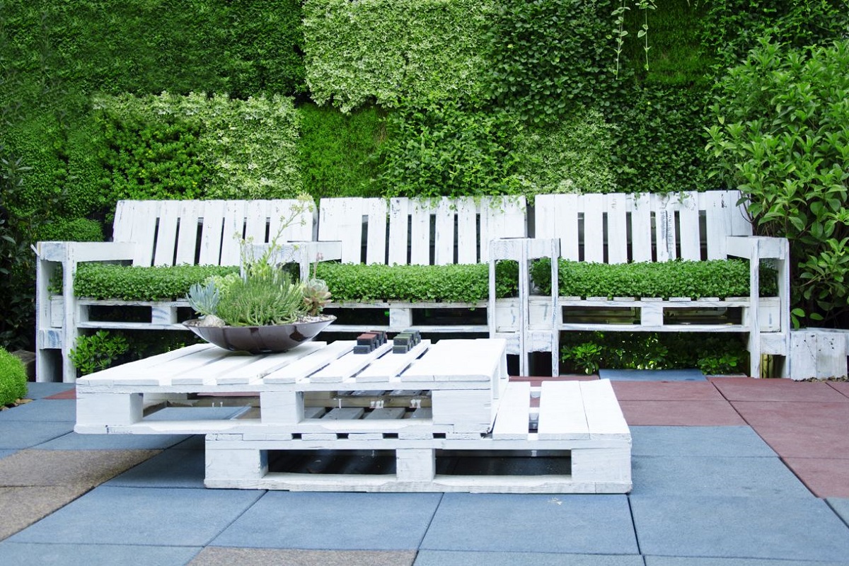 Arredare il giardino con i pallet