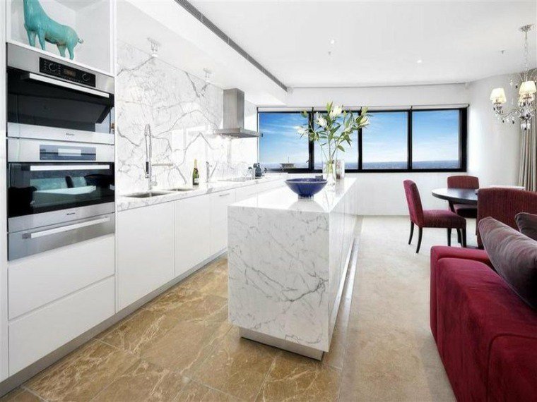 Cucina bianca con top in marmo