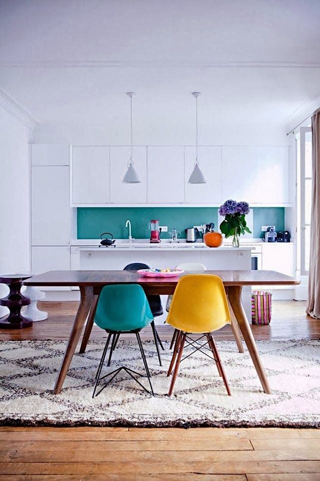 Cucina con sedie colorate