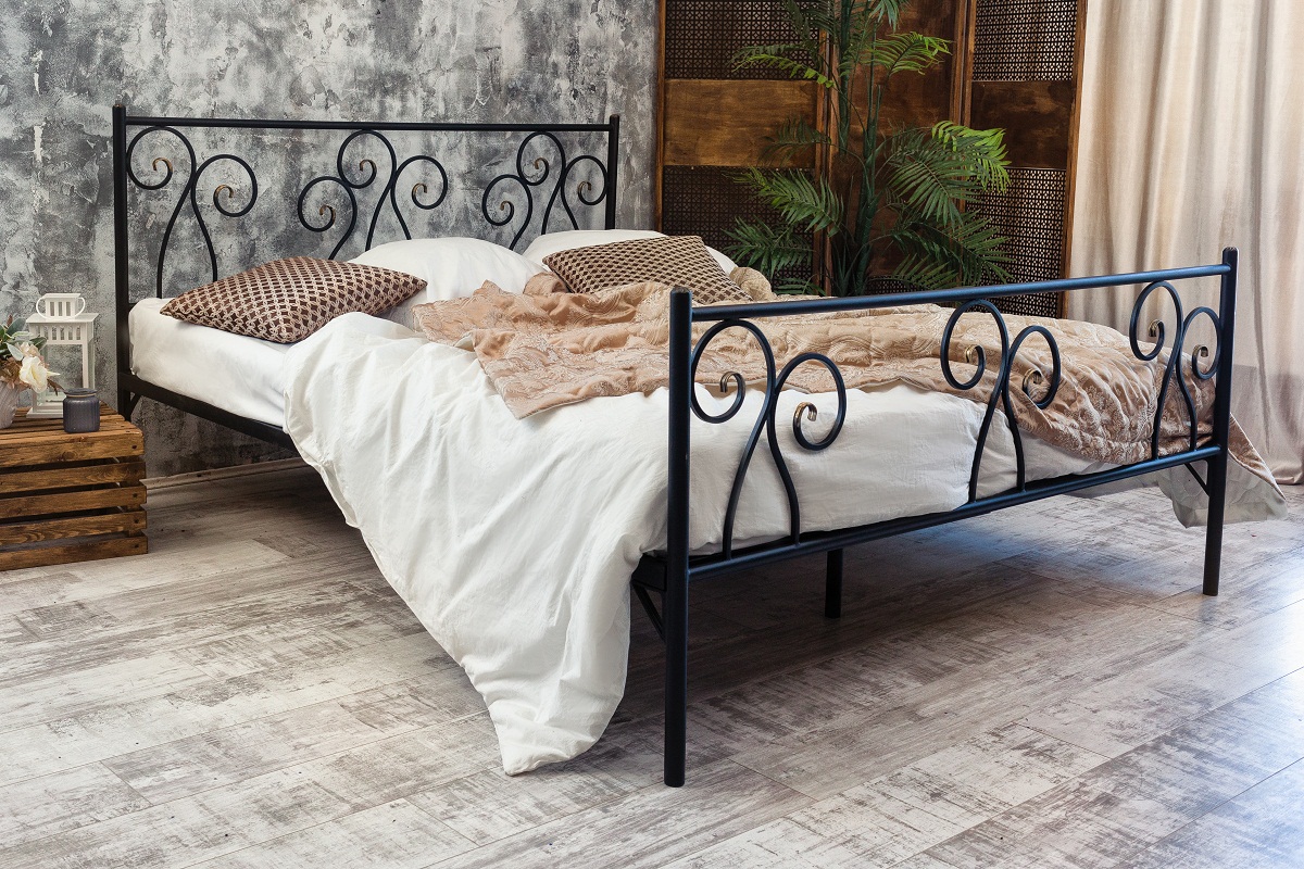 Large,Double,Wrought,Iron,Bed.,Bed,Is,Covered,With,White