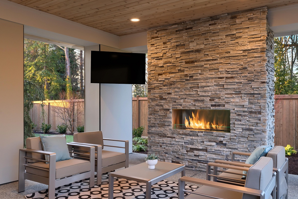 Luxury,Outdoor,Relaxing,Living,Room,With,Large,Stone,Fireplace,,Tv,