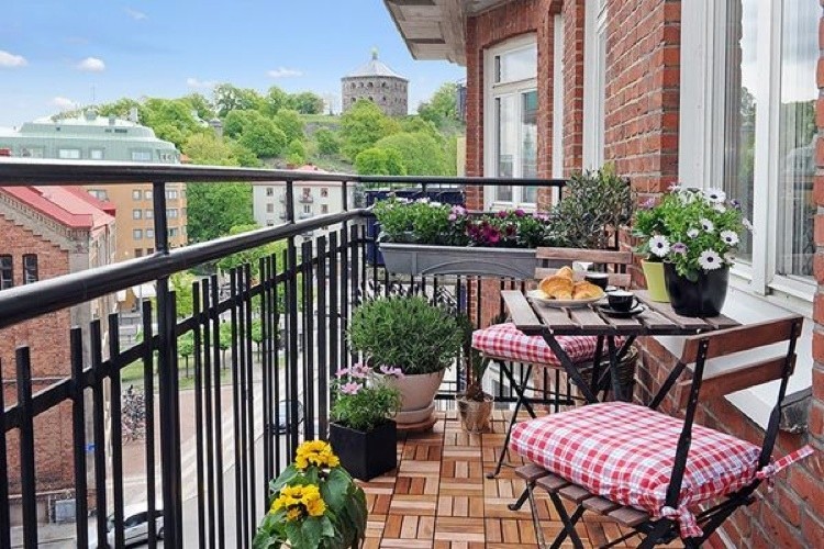 Sedie con cuscini per balcone