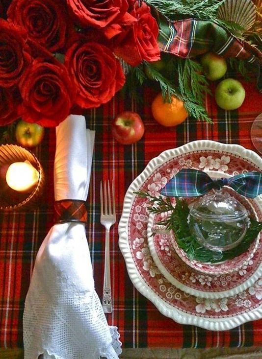 Tavola per il pranzo di Capodanno tartan