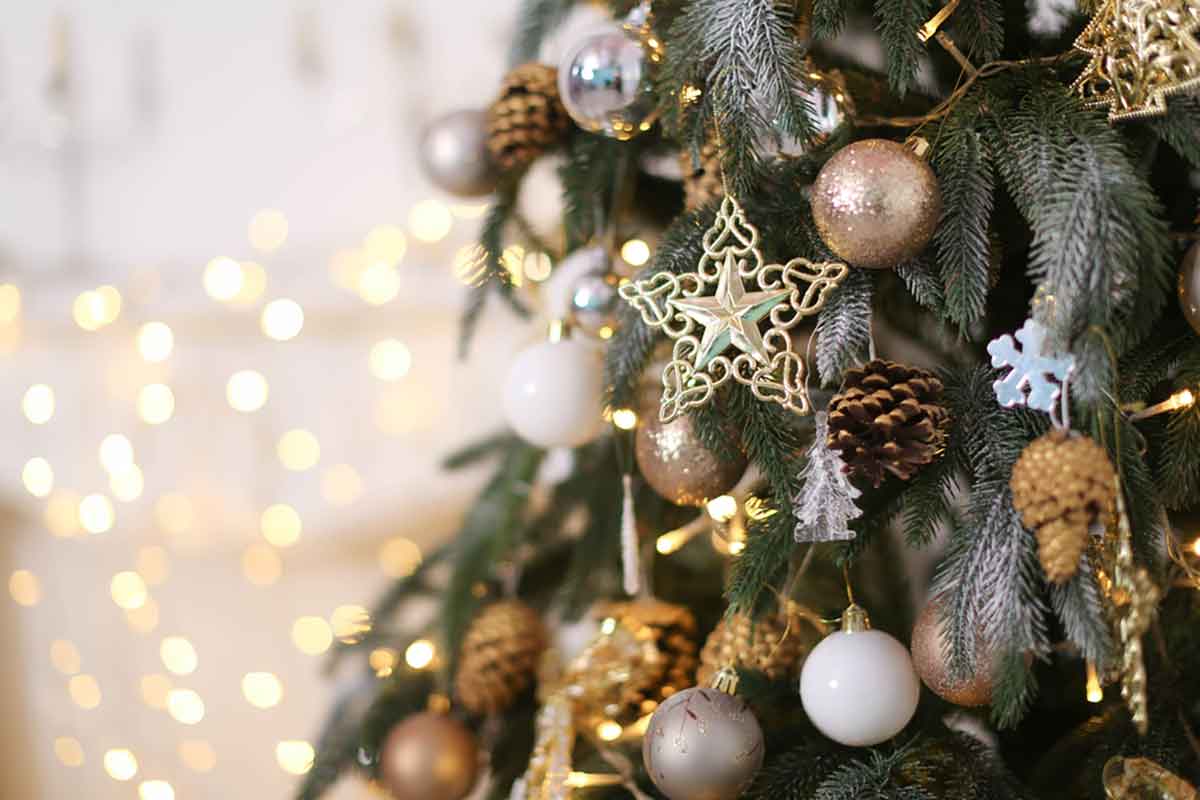 Come decorare un albero di Natale dorato: gli spunti di design per le feste
