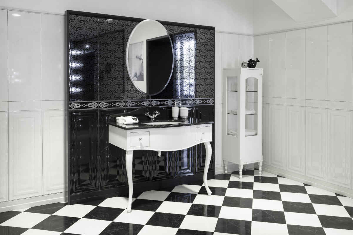 bagno classico bianco e nero con boiserie