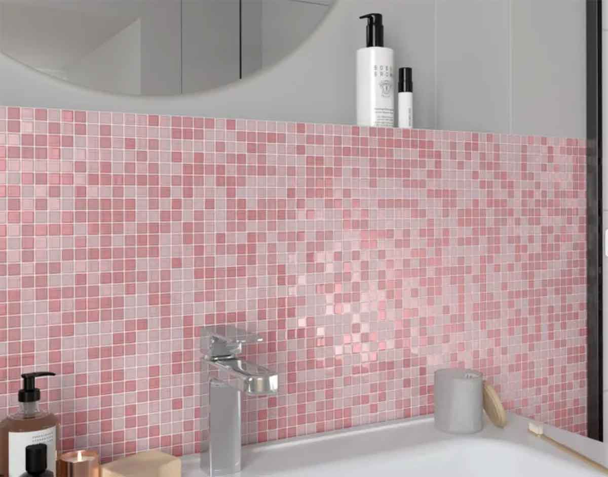 bagno con mosaico rosa
