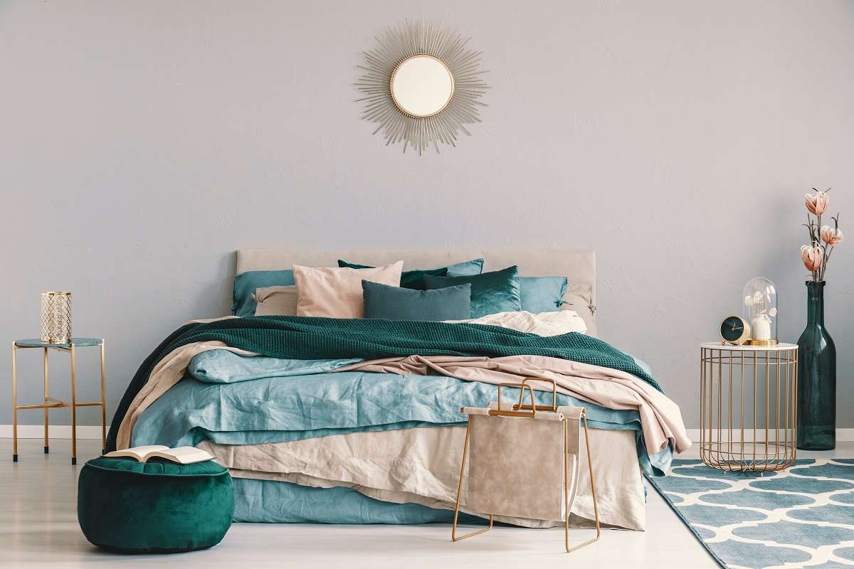 camera da letto arredata con color tortora per arredare con colori caldi freddi