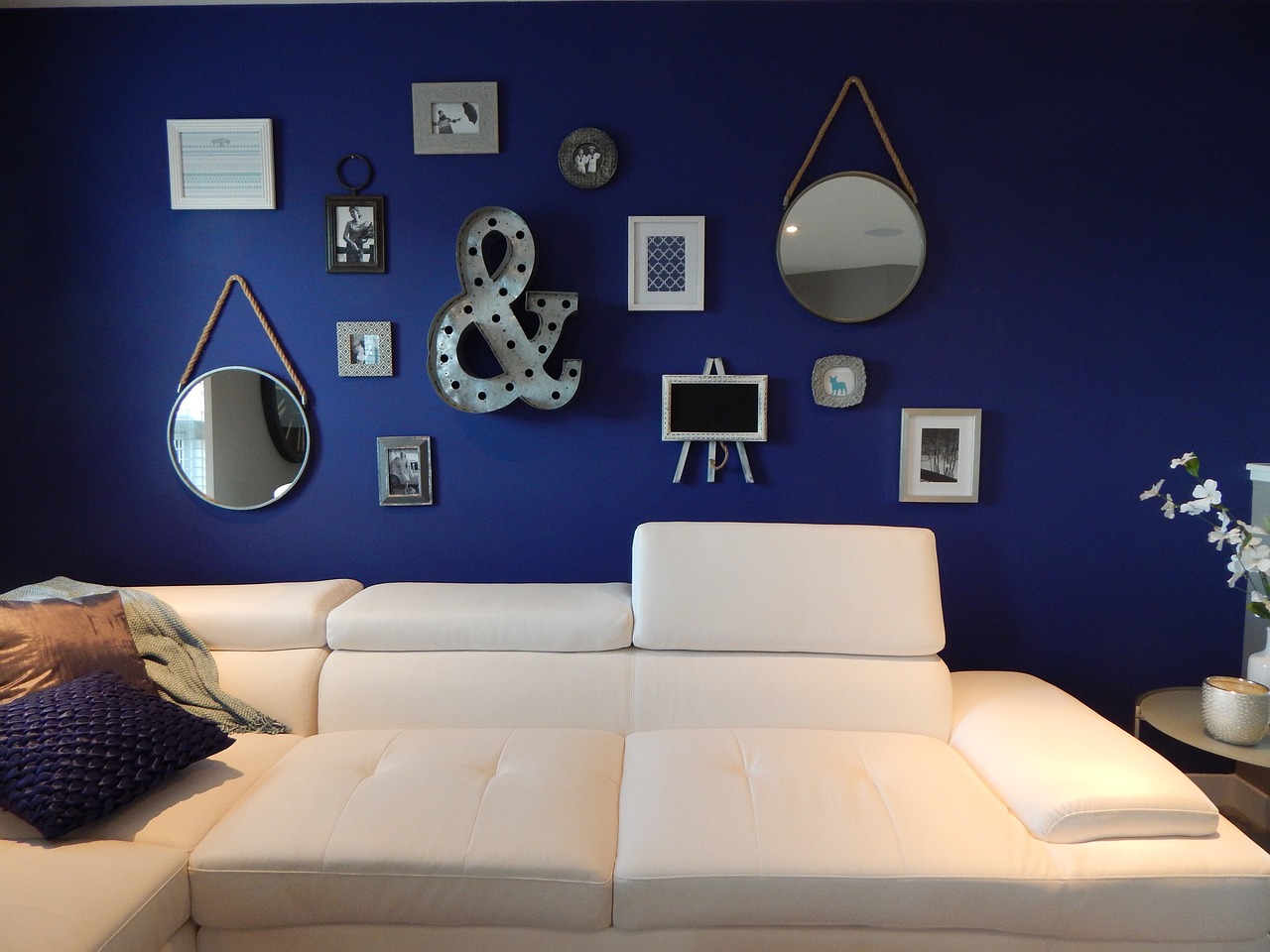 Come abbinare il divano alle pareti: i colori giusti per una casa chic
