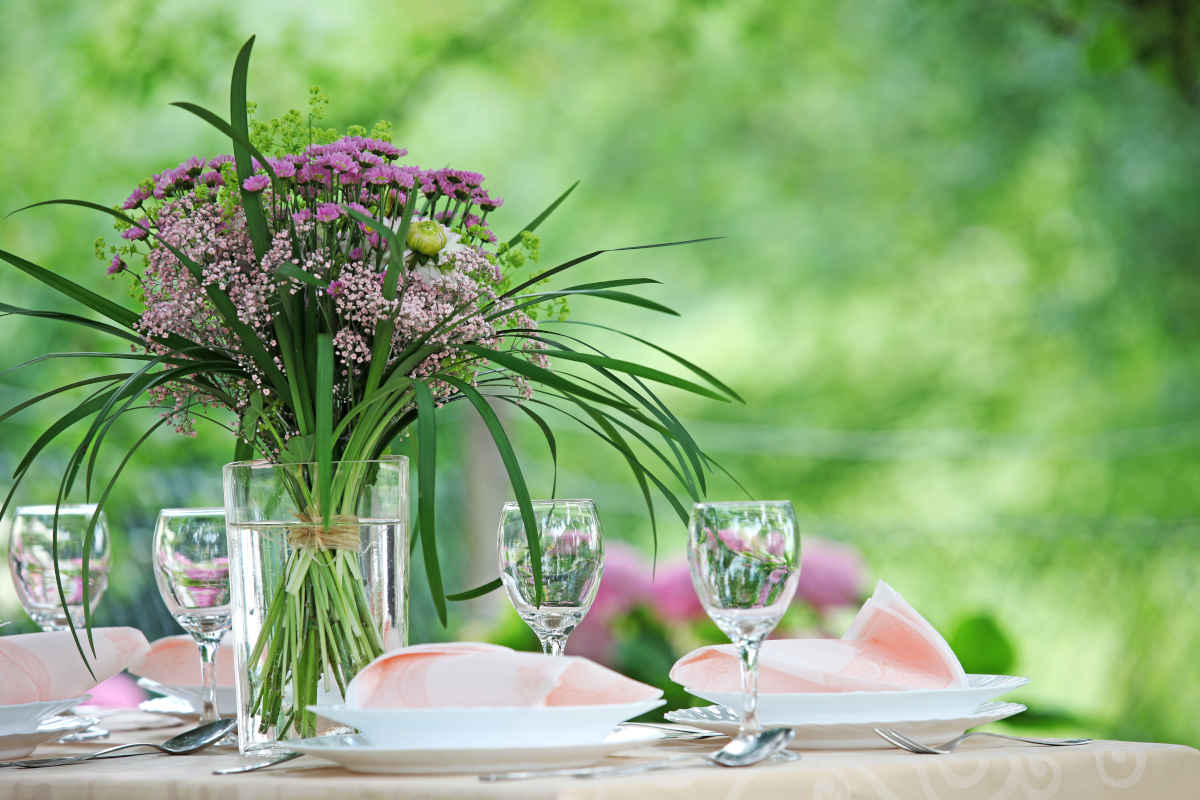 come apparecchiare la tavola in giardino consigli e idee