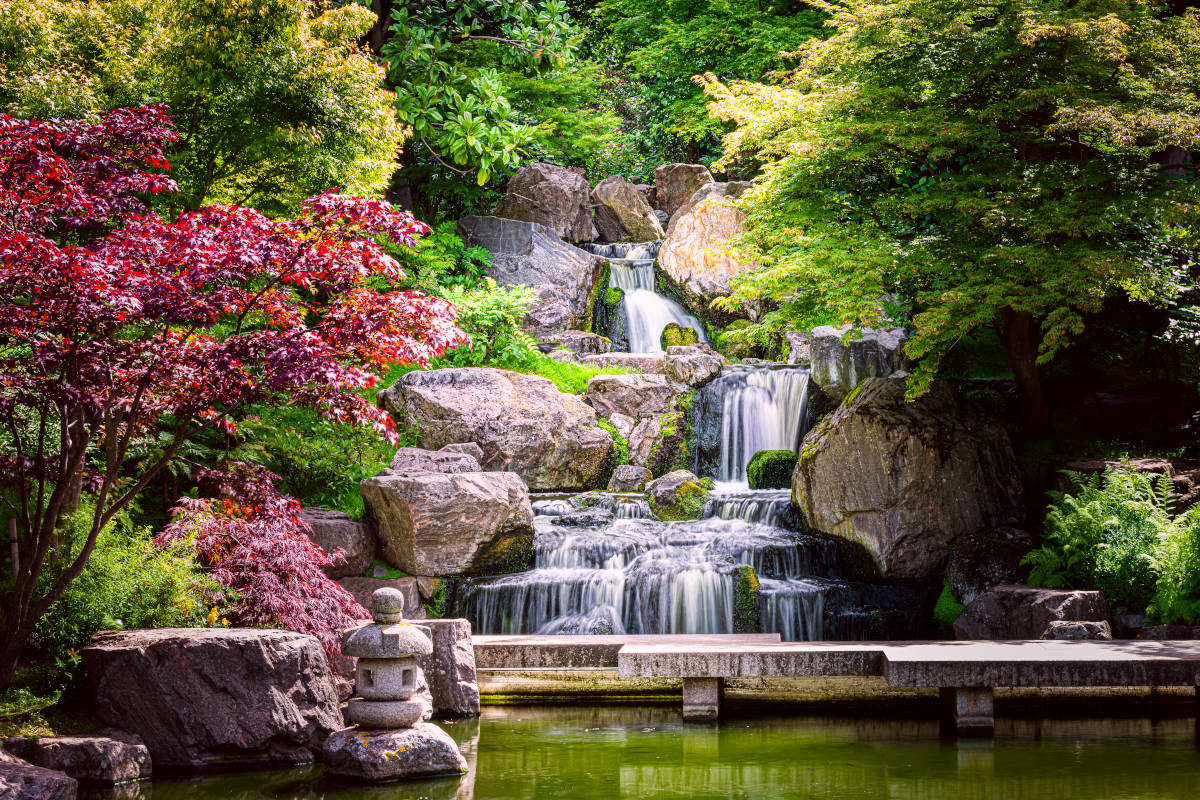 giardino zen giapponese con cascata di acqua