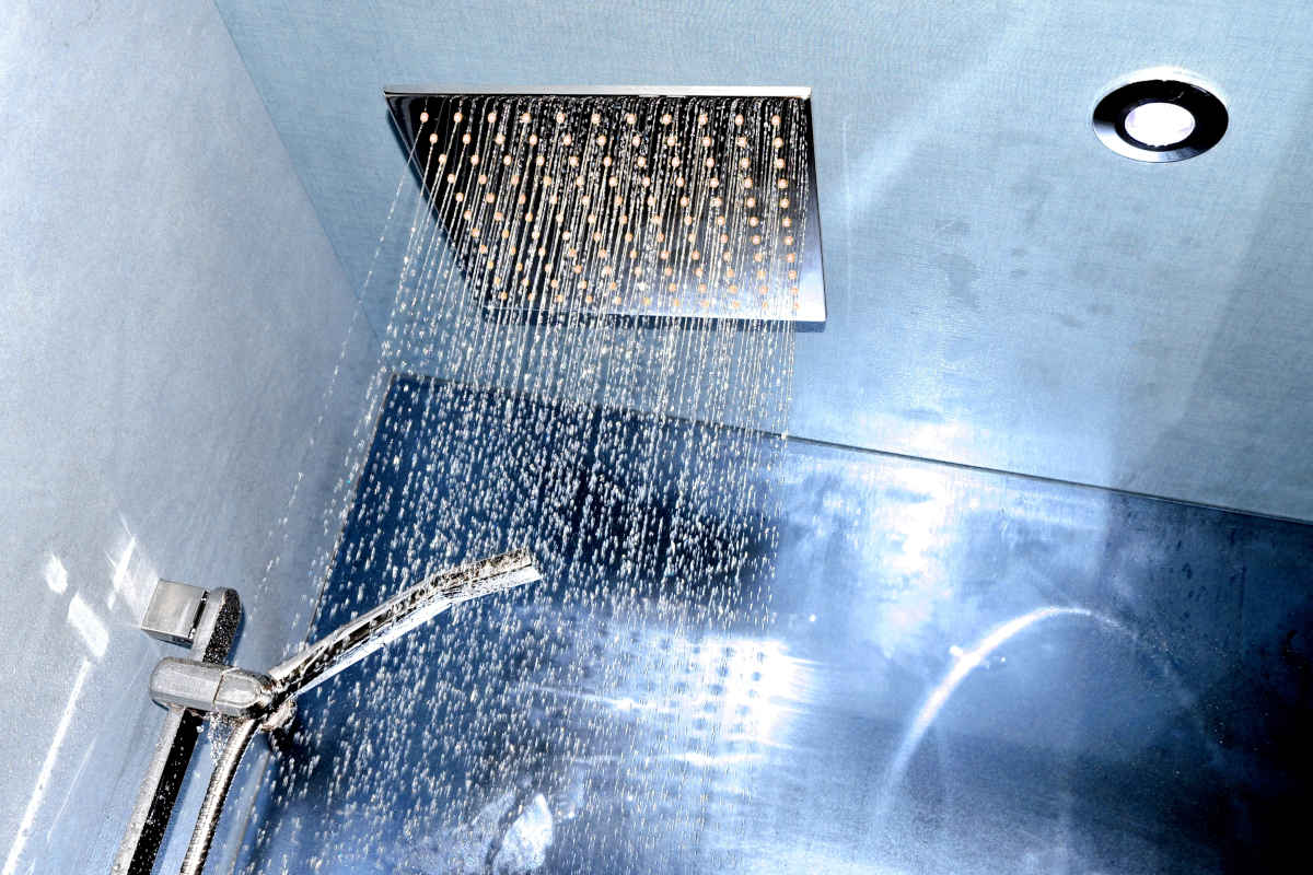 lluminazione bagno con faretti led incassati nella zona doccia a soffitto