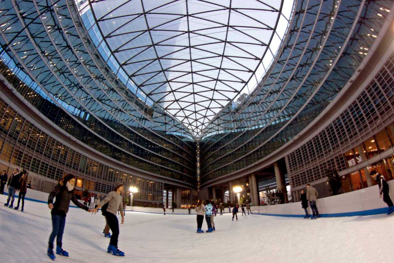 Pattinaggio su ghiaccio a Milano anche per Natale 2017: la pista quest’anno è davanti la sede della Regione Lombardia