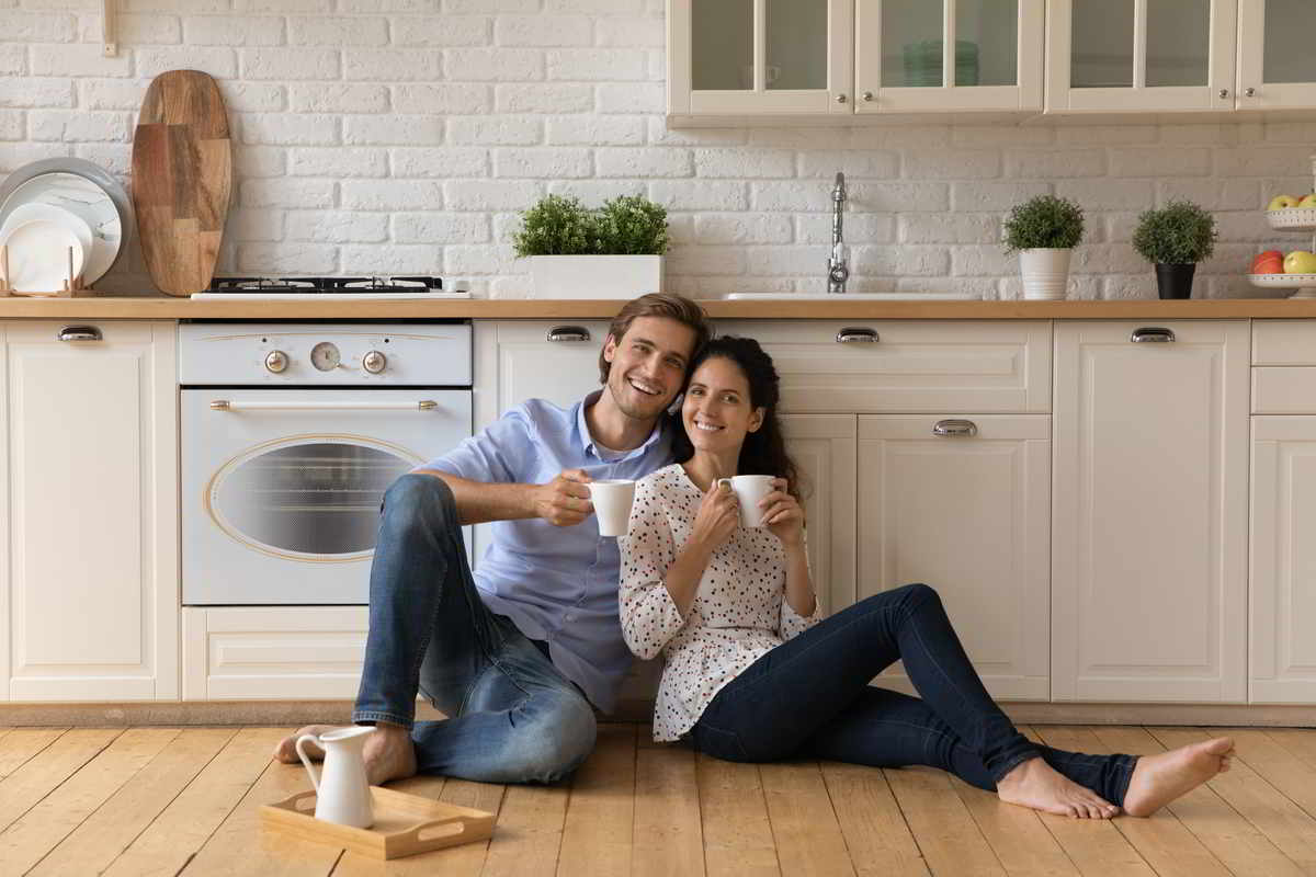 coppia in cucina dopo aver letto le quotazioni omi