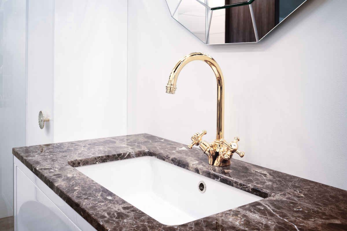 rubinetti di lusso in bagno classico con lavabo in marmo