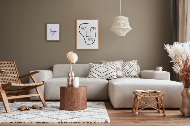 salotto in legno moderno, quadri e divano colore neutro