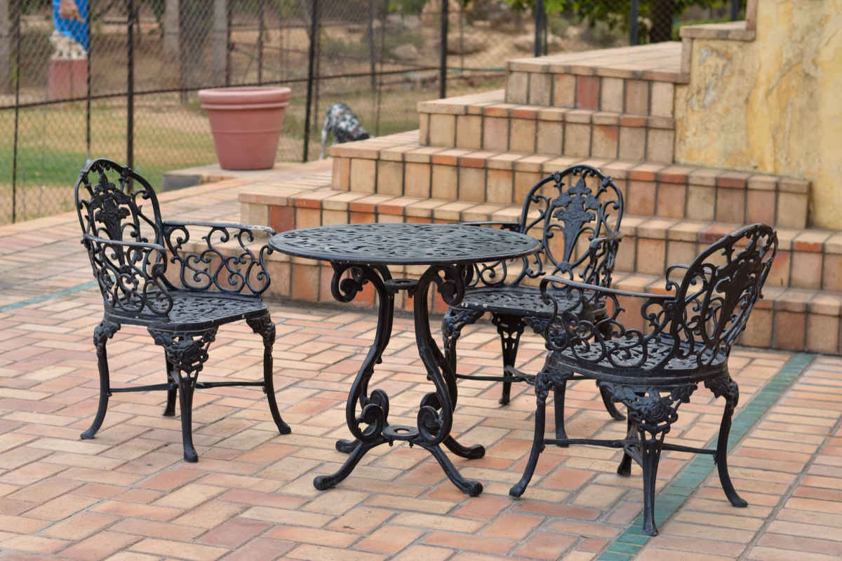 Sedia design Berkley da esterno in ferro e mosaico con cuscino e braccioli arredo giardino 