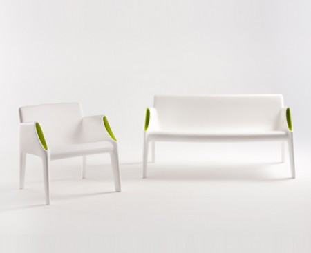 Sedute Kartell: divano e poltrona per esterno Magic Hole da Philippe Starck