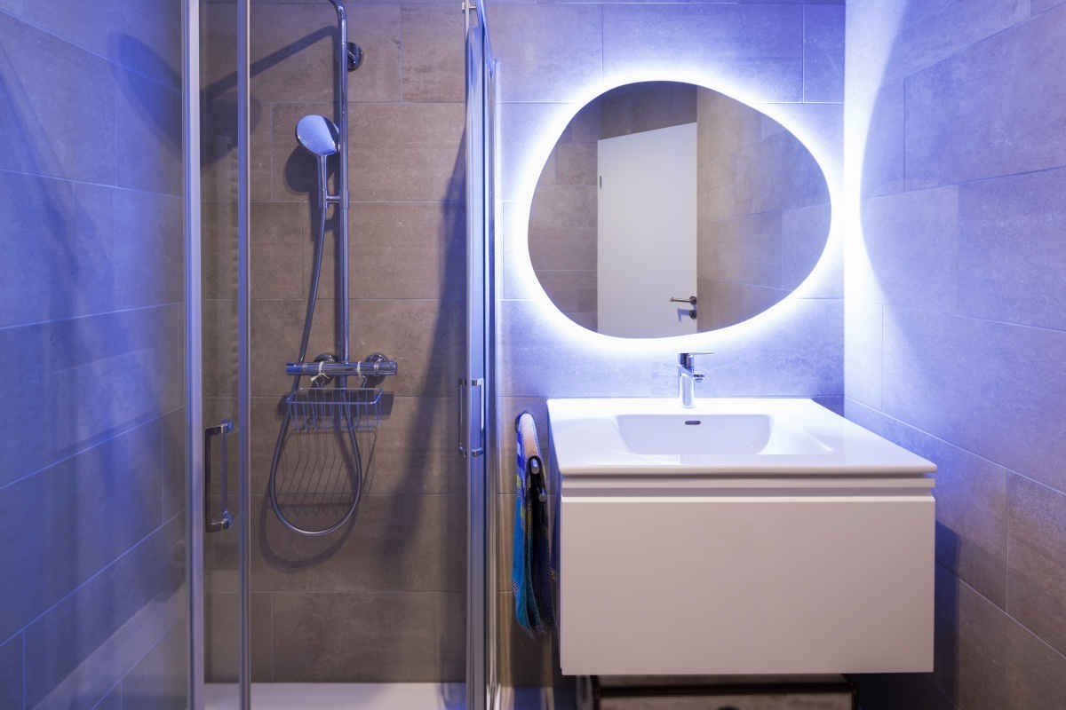 specchio con luci incorporate per illuminazione bagno